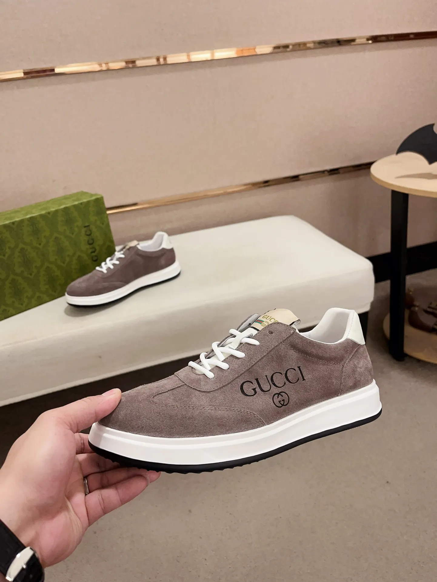 Men's shoes 💰 462 💰 High-quality new GUCCI counters are launched simultaneously. The new men's shoes, 😘fabrics are selected from imported cowhide, and the lining is sheepskin lining. 👍🏿 High-end ☄️ air-cushion molded anti-slip rubber outsole, exquisite lines, simple and elegant, comfortable and high-end for leisure travel. Code number: 38 to 44 (45 can be customized and cannot be returned or exchanged)